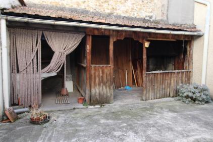 A vendre une grande maison de village de 196 m� � r�nover avec 6 chambres, 2 cours et une loggia.
