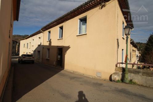 A vendre un immeuble de rapport avec 3 appartements et un garage ind�pendant
