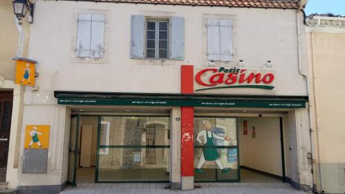 A vendre une b�tisse comprenant un espace commercial, avec r�serve, surface habitable et jardin

