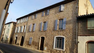 A vendre un bel immeuble de rapport rentabilit� nette 9,35 %, avec 6 appartements, un jardin int�rie