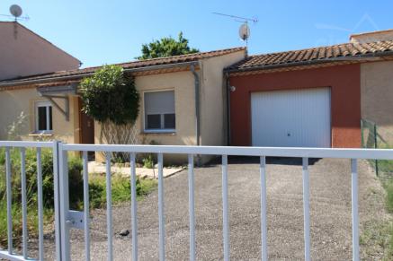 A vendre une maison de plein pied avec deux chambres, un garage et deux jardins
