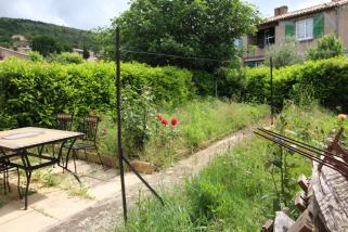 A vendre une maison de 106m� 3 chambres ,salle d'eau,salle de bains et 2WC.

