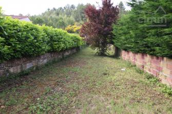 A vendre un terrain constructible de 900m� suivi d'une parcelle en Zone naturelle de 2800m�.
