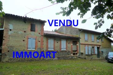 Fermette � r�nover grand potentiel et 2 hangars .
