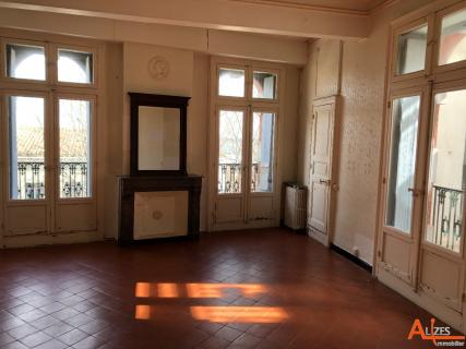 APPARTEMENT BOURGEOIS DANS IMMEUBLE DE MA�TRE 
