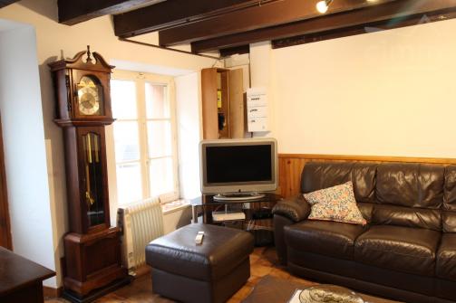 A vendre une grande maison de village 4 chambres avec 1 gite/6p et un autre � finir. Terrain de lois