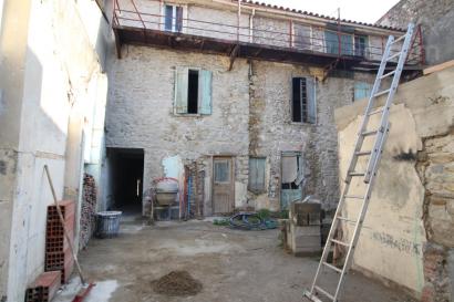 A vendre un immeuble � r�nover avec une grande cour, la possibilit� de cr�er 8 appartements avec ter