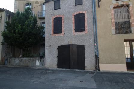 A vendre une jolie maison de village en pierre de 112 m� donnant sur une place ombrag�e 
