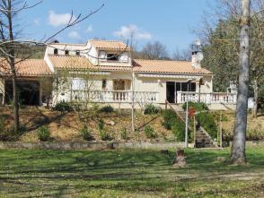 A vendre une propri�t� avec villa 4 chambres, garage, d�pendances et abris camping car sur terrain d