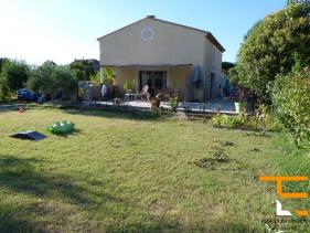 Grands Volumes pour cette Maison en Centre-ville de Peyrolles en Provence.
