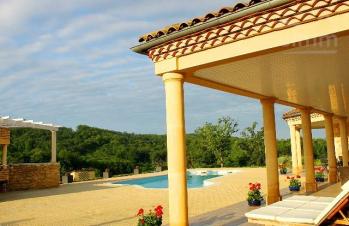 Belle maison en pierre de 230 m� avec piscine situ� a 5 minutes de Sarlat

