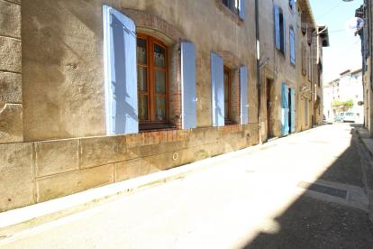 A vendre 2 maisons de village � r�nover pour 235 m� habitables, avec une cour de 30 m�, une terrasse