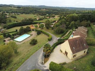 A vendre � proissans 24200 maison T5 avec 5 g�tes et piscine 
