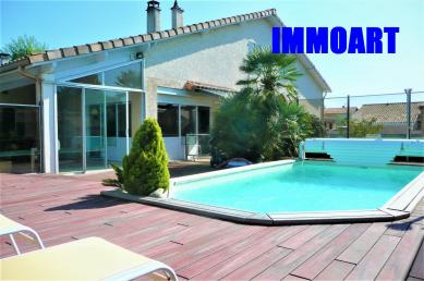 Belle maison T7 PISCINE et des d�pendances 
