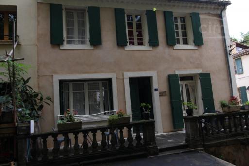 A vendre une grande maison divis�e en 6 appartements, possibilit� de faire des chambres d'h�tes