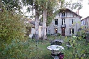 A vendre une maison de ma�tre de 670m� habitables avec un jardin et des annexes 
