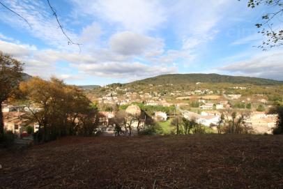 A vendre 2 terrains, un constructible de 1237 m�, et un en face non constructible de 1320 m�
