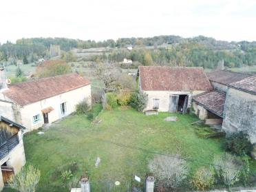 A vendre � Belves (24170) corps de ferme � r�nover 

