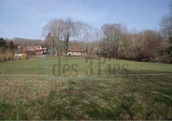 Terrain constructible 4 100m2, proche ruisseau, vue montagnes
