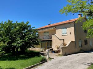 Maison avec deux T3 et garages sur 4121 m�
