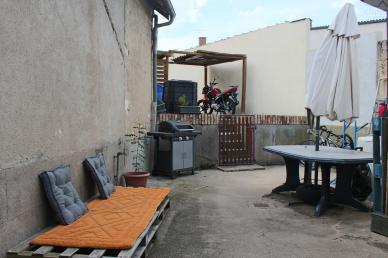 A vendre, maison de village de village avec cours.
