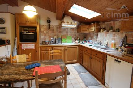 A vendre une maison de village de 112m�  son garage avec appartement � finir.
