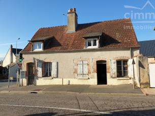 Maison de bourg en pierres et colombages
