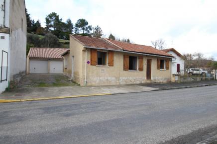 a vendre une maison de plein pied avec 3 chambres, un grand garage, une terrasse et un jardin
