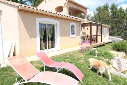 A vendre une villa 4 faces de 138m� avec 2 terrasses, un jardin de 800m�, une piscine et un grand ga