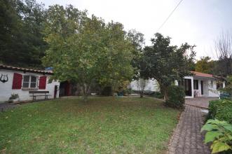 A vendre une propri�t� de 8400m� de terrain avec maison plain pied et gite
