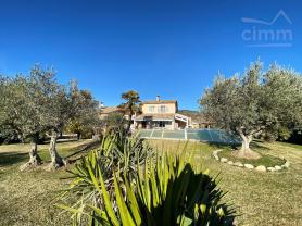 Propri�t� T6 de 4050 m� avec piscine
