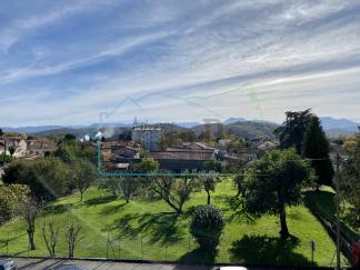 T4 avec vue panoramique sur les Pyr�n�es.
