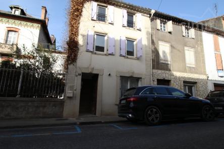 A vendre un immeuble de rapport enti�rement refait en 2004 avec 2 appartements 

