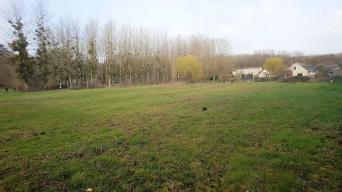 BEAU TERRAIN CONSTRUCTIBLE � Monthou sur Bi�vre, au calme.
