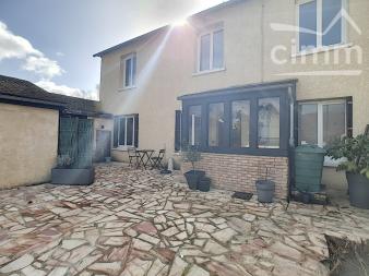 10" MARINES - MAISON RENOVEE AVEC 2 CHAMBRES ET GARAGE
