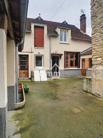 Maison de ville avec cour commune offrant deux logements � Montargis.
