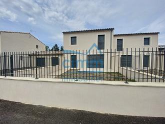 Villa neuve proche centre-ville.
