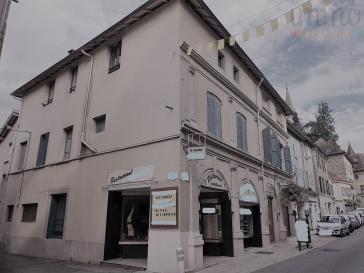 SOUS-COMPROMIS Immeuble de rapport: 5 appartements + 1 bureau + 1 local commercial � La Tour-du-Pin