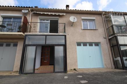 A vendre une maison de trois chambres avec un grand garage et un jardin
