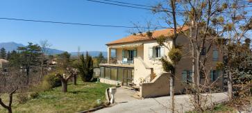 Maison compos�e de deux appartements 
