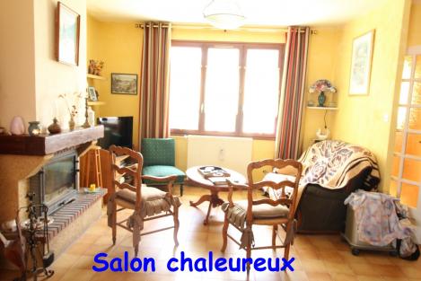 A vendre une maison de 88m� avec garage et all�e pour camping car.
