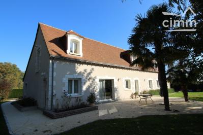 Jou�-l�s-Tours, Maison de style long�re de 240 m�, au calme � deux pas de la ville. 
