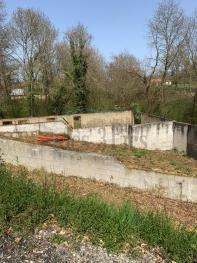 Maison � terminer sur terrain +1 900m2.
