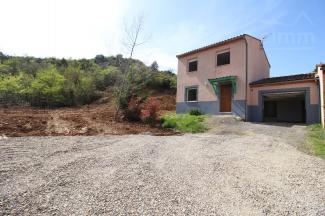 A vendre une maison 3 faces de 82 m� avec 3 chambres, un garage et un grand jardin
