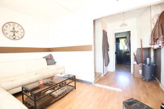 A vendre maison de ville de 75 m� � r�nover enti�rement avec 3 chambres et un ext�rieur de 30 m�
