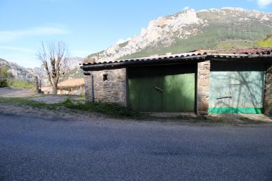 A vendre une maison de village 2 faces 3 pi�ces avec cave,  d�pendance, garage et potager.
