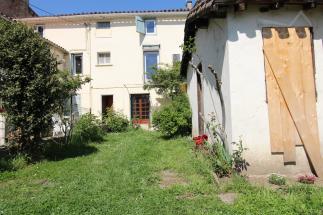 A vendre une grande maison de 233 m� � finir de r�nover, avec un jardin de 90 m� et une annexe de 18