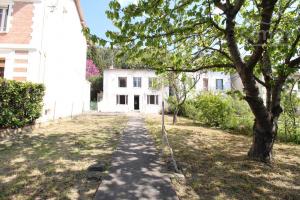 A vendre unes maison de 132 m� expos�e plein Sud, avec 4 chambres, un jardin, de 225 m�, une cour de