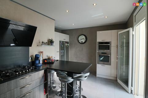 Villa de type 6 avec appartement attenant de 40 m2, terrain de 1411 m2, pool house, piscine.
