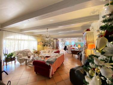 Grande Maison familliale T8 avec d�pendances et piscine
